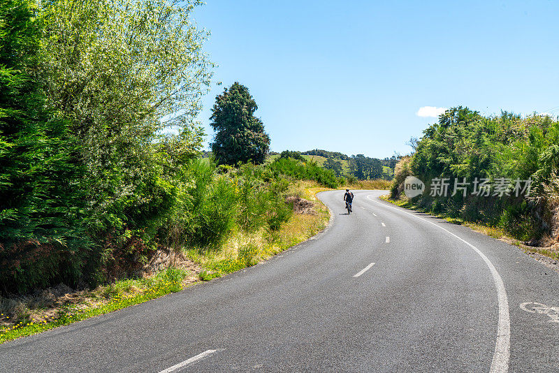 通往Waimangu火山谷的道路，Waimangu路在Wai-O-Tapu, waakarewarewa，新西兰